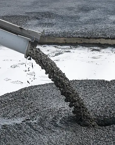 Déchargement de béton à la goulotte