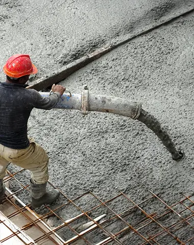 Déchargement de béton à la pompe